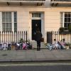 De nombreuses personnes sont venues déposées des fleurs devant la porte de Margaret Thatcher, suite a son décès à l'âge de 87 ans. Le 8 avril 2013 à Londres.