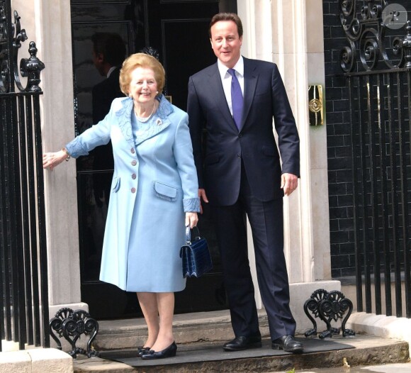 Le Premier ministre David Cameron et la baronne Margaret Thatcher au 10 Downing Street, à Londres le 8 juin 2010.