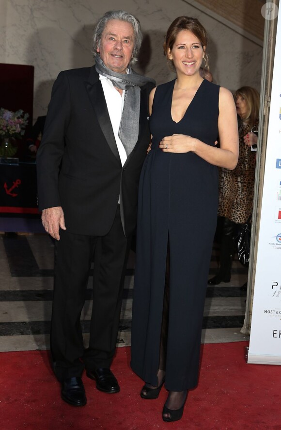 Maud Fontenoy et Alain Delon le 9 avril 2013 à l'hôtel de la Marine lors du gala organisée par la navigatrice en l'honneur de sa fondation