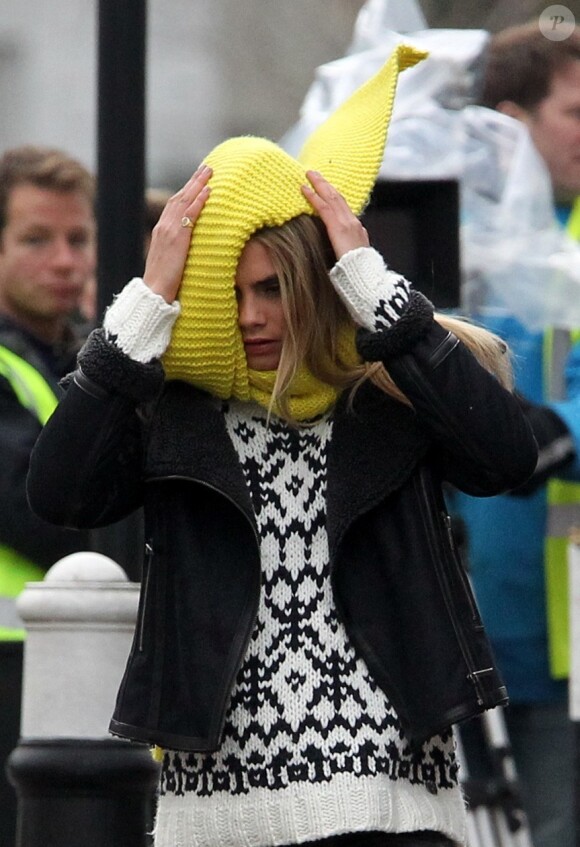 Cara Delevingne habillée pour affronter le froid de Londres lors de sa séance photo pour Pepe Jeans. Le 9 avril 2013.