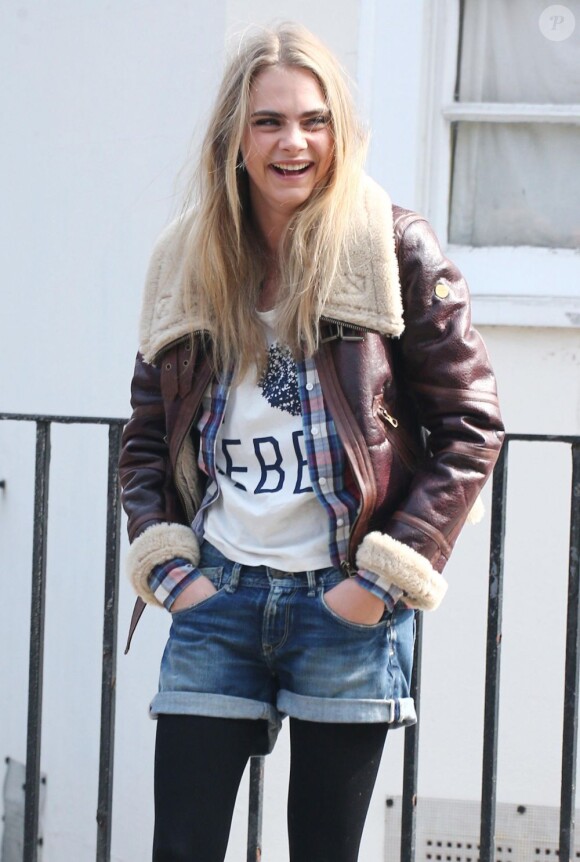 Cara Delevingne lors de son shooting pour Pepe Jeans à Londres. Le 10 avril 2013.