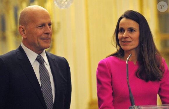 Aurélie Filippetti remet les insignes de Commandeur de l'ordre des Arts et des Lettres à Bruce Willis, à Paris, le 11 février 2013.