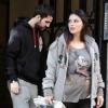 Cesc Fabregas et sa compagne Daniella Semaan, très enceinte, lors de l'emménagement de leur nouveau triplex, ancienne propriété de Shakira et Gerard Piqué dans le centre de Barcelone le 2 décembre 2012