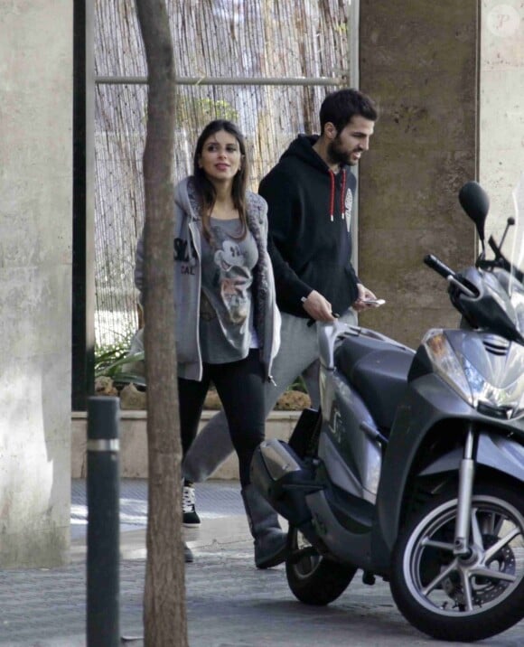 Cesc Fabregas et sa belle Daniella Semaan lors de l'emménagement de leur nouveau triplex, ancienne propriété de Shakira et Gerard Piqué dans le centre de Barcelone le 2 décembre 2012