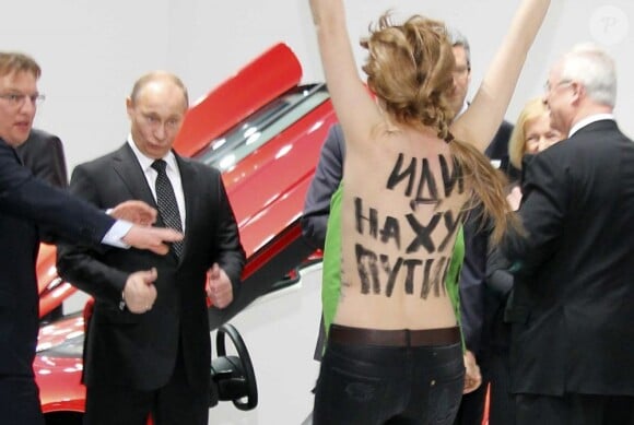 Vladimir Poutine face à une militante Femen à Hanovre le 8 avril 2013.