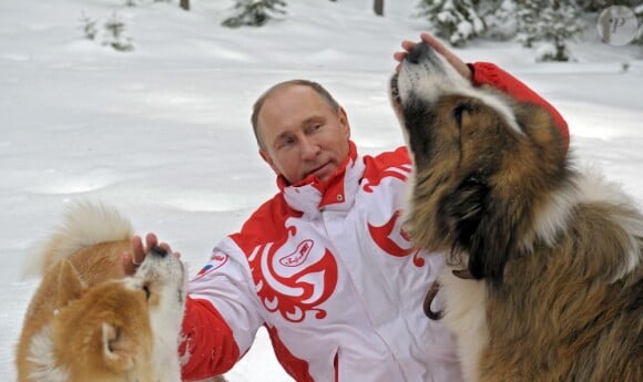 Le président russe Vladimir Poutine avec ses chiens à Moscou, le 24 mars 2013.