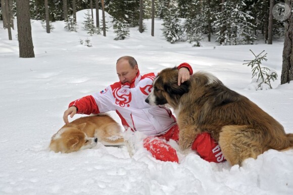 Le président russe Vladimir Poutine avec ses chiens Yume et Buffy à Moscou, le 24 mars 2013.