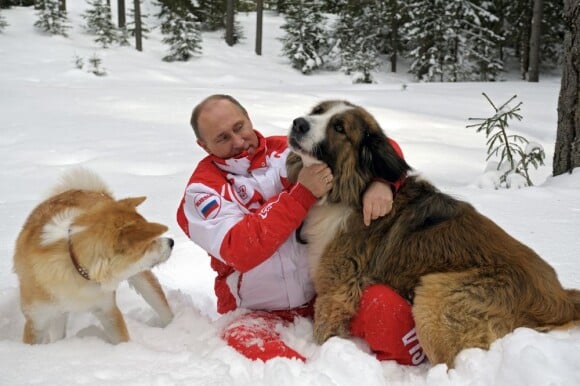 Vladimir Poutine avec ses chiens Yume et Buffy à Moscou, le 24 mars 2013.
