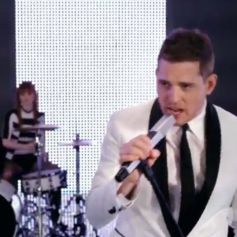 Michael Bublé joue les crooners dans son clip To Love Somebody.
