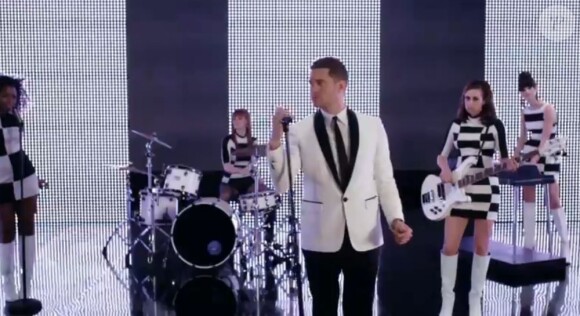 Michael Bublé joue les crooners dans son clip To Love Somebody. Extrait issu de son album To Be Loved.