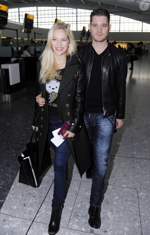 Michael Bublé et sa femme Luisana Lopilato arrivent à l'aéroport d'Heathrow de Londres pour se rendre en Italie. Le 6 novembre 2012.