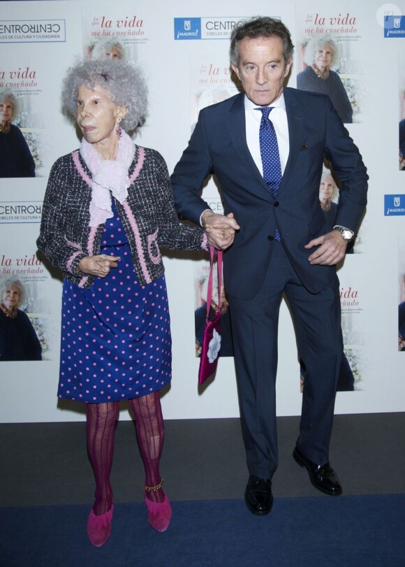 Doña Cayetana, 18e duchesse d'Albe, avec son mari Alfonso Diez pour la promotion de son ouvrage autobiographique Lo Que La Vida Me Ha Enseñado (Ce que la vie m'a appris) au palais de Cibeles, à Madrid, le 11 avril 2013.