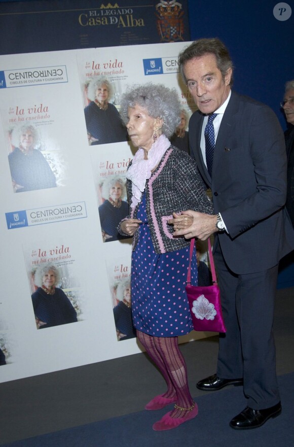 Doña Cayetana, 18e duchesse d'Albe, avec son époux Alfonso Diez pour la promotion de son ouvrage autobiographique Lo Que La Vida Me Ha Enseñado (Ce que la vie m'a appris) au palais de Cibeles, à Madrid, le 11 avril 2013.