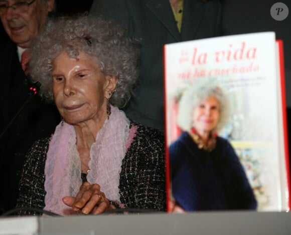 Cayetana, 18e duchesse d'Albe, présentait son ouvrage autobiographique Lo Que La Vida Me Ha Enseñado (Ce que la vie m'a appris) au palais de Cibeles, à Madrid, le 11 avril 2013.