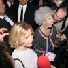 Doña Cayetana, 18e duchesse d'Albe, ici avec sa fille cadette Eugenia, présentait son ouvrage autobiographique Lo Que La Vida Me Ha Enseñado (Ce que la vie m'a appris) au palais de Cibeles, à Madrid, le 11 avril 2013.