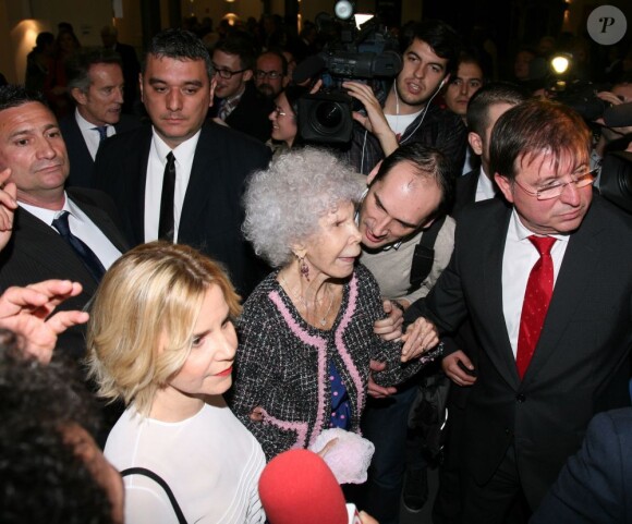 Doña Cayetana, 18e duchesse d'Albe, ici avec sa fille cadette Eugenia, présentait son ouvrage autobiographique Lo Que La Vida Me Ha Enseñado (Ce que la vie m'a appris) au palais de Cibeles, à Madrid, le 11 avril 2013.
