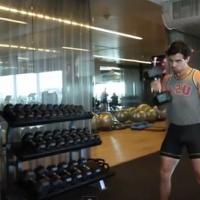 Joe Jonas : En petit short de sport, il fait une proposition à une jeune fille