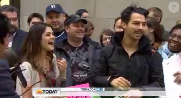 Shaina à l'émission Today Show le 11 avril 2013. Elle est surprise par Joe Jonas déguisé.
