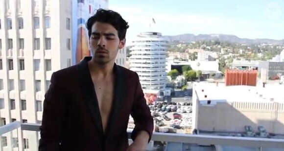 Le chanteur Joe Jonas répond à Shaina dans une vidéo hilarante où il lui propose de l'amener à son concert.