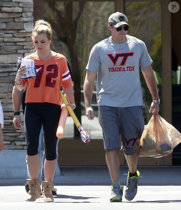 Britney Spears avec son petit ami David Lucado dans les rues de Sherman Oaks, le 11 avril 2013.