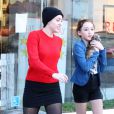 Miley Cyrus se rend dans une animalerie avec sa soeur Noah et sa mère Leticia à Los Angeles le 26 Novembre 2012.
