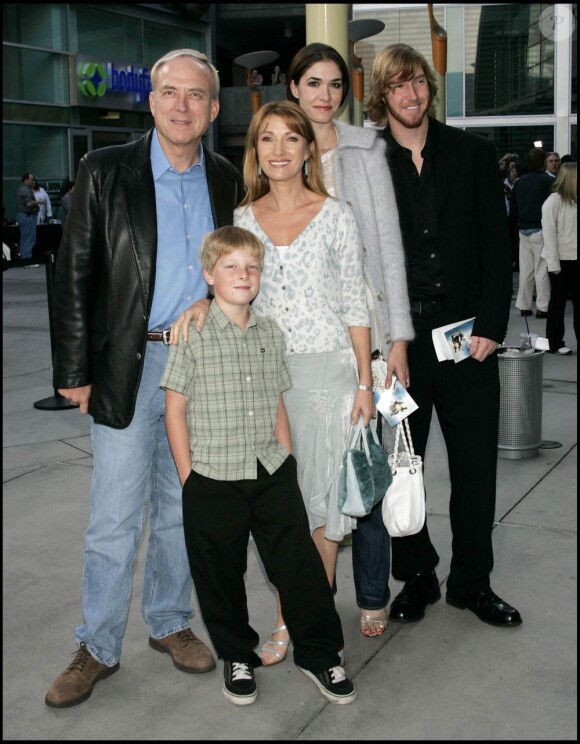 Jane Seymour et toute la famille à Los Angeles le 12 décembre 2004.