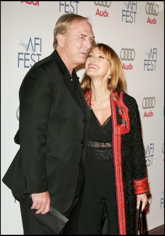 Jane Seymour et James Keach amoureux, en Californie le 11 mars 2005.