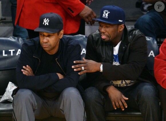 Denzel Washington et 50 Cent lors du match entre Los Angeles Lakers et Golden State Warriors au Staples Center de Los Angeles, le 12 avril 2013.