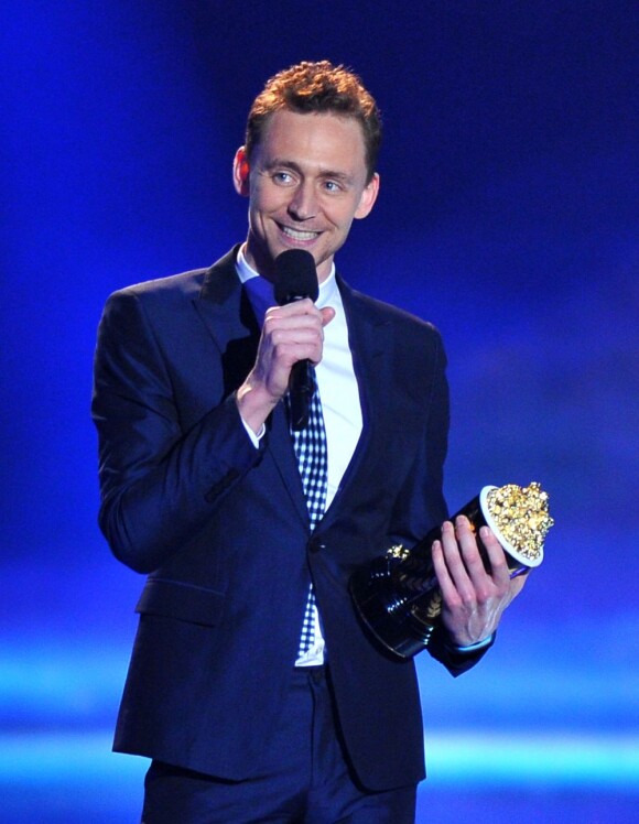 Tom Hiddleston sur la scène des MTV Movie Awards le 14 avril à Los Angeles.