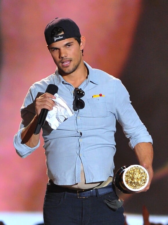 Taylor Lautner sur la scène des MTV Movie Awards le 14 avril à Los Angeles.