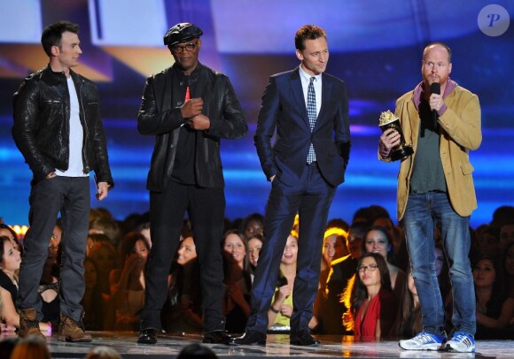 Chris Evans, Samuel L. Jackson, Tom Hiddleston et Joss Whedon de Avengers, sur la scène des MTV Movie Awards le 14 avril à Los Angeles.