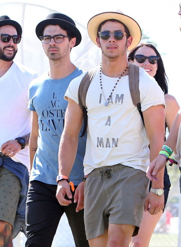 Joe Jonas et Nick Jonas au 2e jour du Festival de musique de Coachella à Indio le 13 avril 2013.