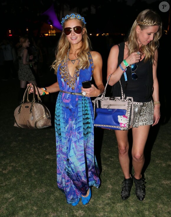 Les soeurs Nicky Hilton et Paris Hilton au 2e jour du Festival de musique de Coachella à Indio le 13 avril 2013.