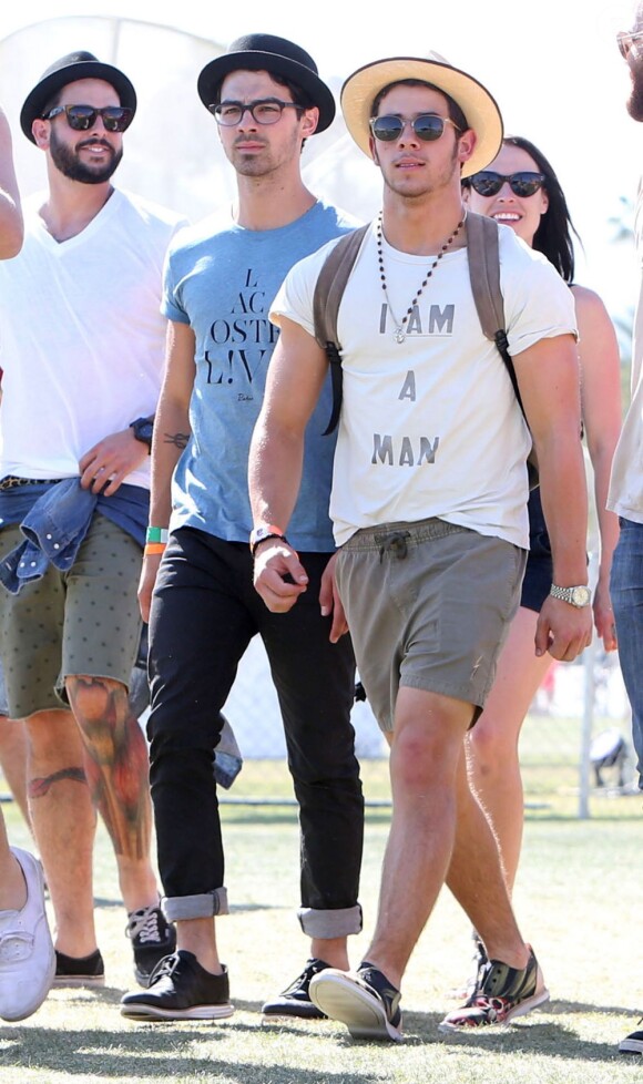 Joe et Nick Jonas au 2e jour du Festival de musique de Coachella à Indio le 13 avril 2013.