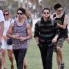 Joe et Nick Jonas au 3e jour du Festival de musique de Coachella à Indio le 14 avril 2013.