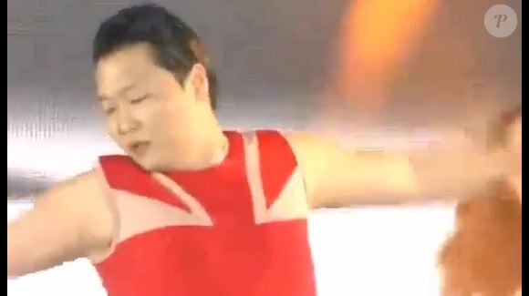 Le chanteur sud-coréen Psy reprend le titre Single Ladies sur scène à Séoul le 13 avril 2013.