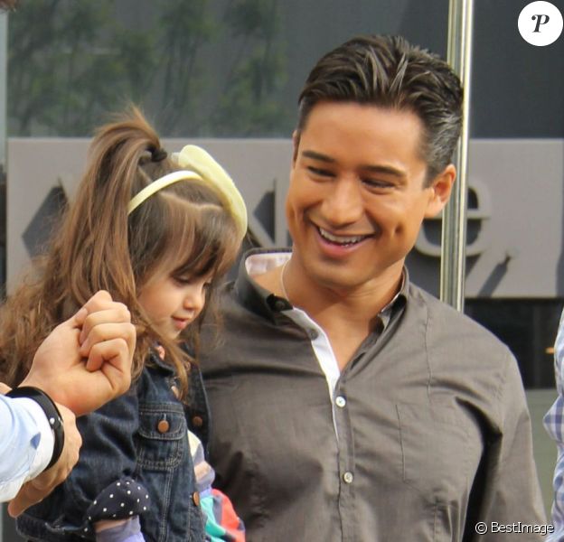 Exclusif - Mario Lopez a recu la visite de sa femme, enceinte, Courtney Mazza et leur fille Gia, sur le plateau de l'émission Extra au centre commercial The Grove à Los Angeles, le 12 Avril 2013.