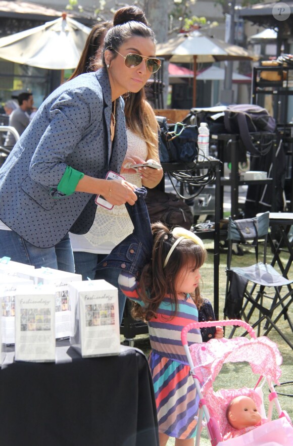Exclusif - Mario Lopez a recu la visite de sa épouse, enceinte, Courtney Mazza et leur fille Gia, sur le plateau de l'émission Extra au centre commercial The Grove à Los Angeles, le 12 Avril 2013.