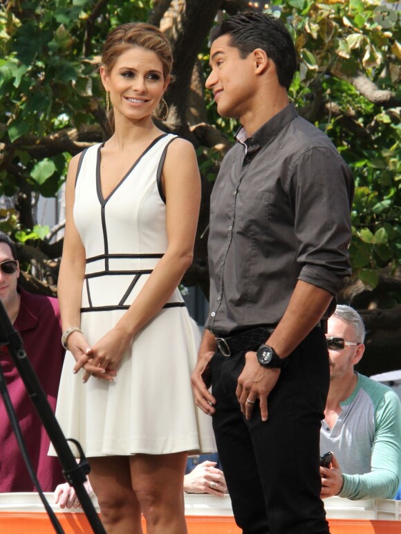 Exclusif - Maria Menounos et Mario Lopez sur le tournage de l'émission Extra au centre commercial The Grove à Los Angeles, le 12 avril 2013.