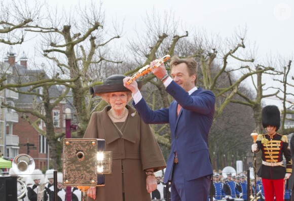 La reine Beatrix des Pays-Bas avec le directeur Wim Pijbes lors de la réouverture du Rijksmuseum à Amsterdam le 13 avril 2013.