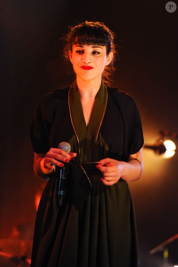 La chanteuse Camelia Jordana - Concert au Magic Mirror à la Defense dans le cadre du Festival Chorus, le 15 avril 2013.