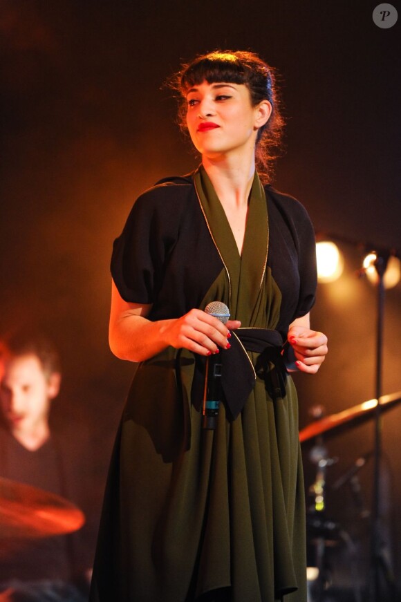 La jeune chanteuse Camelia Jordana - Concert au Magic Mirror à la Defense dans le cadre du Festival Chorus, le 15 avril 2013.