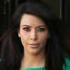 Kim Kardashian, enceinte et superbement moulée dans une robe verte, quitte le maison d'enchères Heritage Auctions. Beverly Hills, le 17 avril 2013.