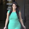 Kim Kardashian, enceinte et superbement moulée dans une robe verte, quitte le maison d'enchères Heritage Auctions. Beverly Hills, le 17 avril 2013.