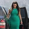Exclusif - Kim Kardashian, tout de vert vêtue avec une robe ultra moulante et des souliers Jimmy Choo, se rend avec sa grande soeur Kourtney dans un studio à Hollywood. Le 17 avril 2013.