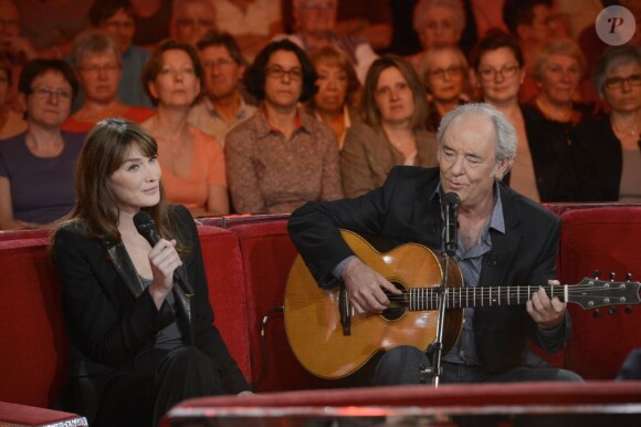 Carla Bruni et Maxime Le Forestier lors de l'enregistrement de l'émission Vivement Dimanche à Paris, le 17 avril 2013, et qui sera diffusée le 21 avril 2013. Carla Bruni fait la promotion de son album Little French Songs.