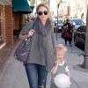 Rebecca Gayheart se promène avec sa fille Billie à Los Angeles, le 17 avril 2013.
