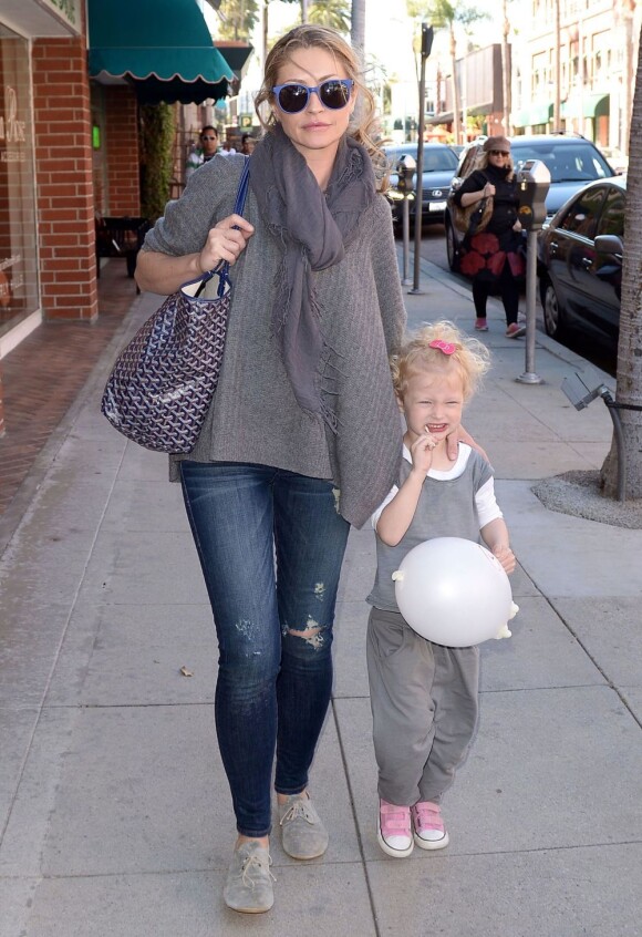 Rebecca Gayheart se promène avec sa fille Billie à Los Angeles, le 17 avril 2013.