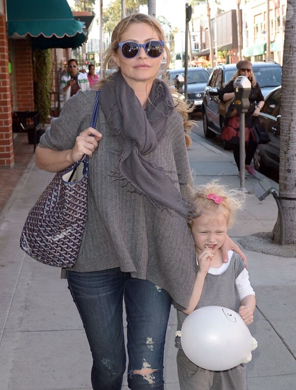 L'actrice Rebecca Gayheart se promène avec sa fille Billie à Los Angeles, le 17 avril 2013.
