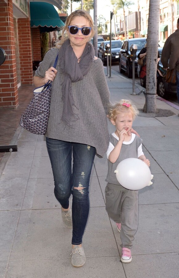 Rebecca Gayheart se promène avec sa jeune fille Billie à Los Angeles, le 17 avril 2013.